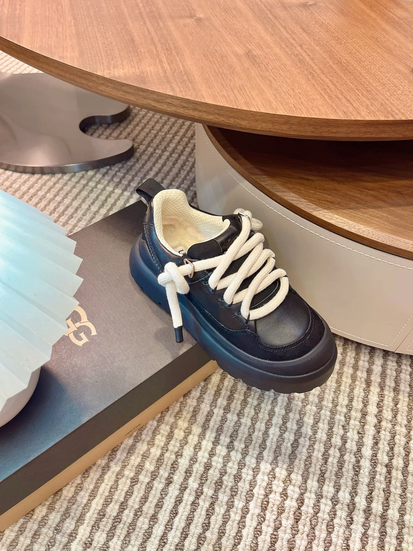 [UGG] P: 600💰 Couple shoes Size: Women's size 35-40 / Men's size 40-44 ugg top quality G131 What you see is what you get UGG new autumn and winter couple series cotton shoes snow boots cotton shoes fur shoes As a leading brand, this new pair also continues its consistent concept of comfort. It is light and comfortable on the feet, as if stepping on clouds. Moreover, its sole is made of EVA material, which is non-slip and wear-resistant. It is stable whether walking or running. You no longer have to worry about tired feet from walking! In addition to comfort, the design of this new pair is also super fashionable! The simple lines and smooth tailoring can be matched with both casual wear and formal occasions. Moreover, the plush decoration on the upper is the finishing touch, making the whole pair look more cute and playful. It is definitely a must-have item for trendy women! Upper: nubuck leather lining: wool